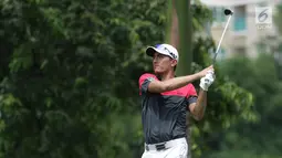 Pegolf Indonesia Danny Masrin melihat arah bola saat Golf Indonesia Open 2017 di Pondok Indah Golf Course, Jakarta, Minggu (29/10). Indonesia Open 2017 merupakan turnamen seri Asian Tour diikuti 140 pegolf. (Liputan6.com/Helmi Fithriansyah)