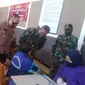 Dandim 0721/Blora Letkol Inf Andy Soelistyo nalikane tekon tawanan Pakunjaran Kelas IIB Blora. (Liputan6.com/Ahmad Adirin)