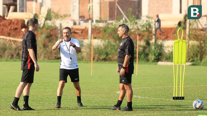 Pelatih Persija Jakarta, Thomas Doll, berdiskusi dengan staf pelatihnya saat sesi latihan jelang laga melawan Persita Tangerang di Nirwana Park, Sawangan, Depok, Selasa (18/7/2023). Macan Kemayoran akan bertandang ke markas Pendekar Cisadane dalam laga pekan keempat BRI Liga 1 2023-2024 pada Sabtu (22/7/2023) di Indomilk Arena. (Bola.com/M Iqbal Ichsan)