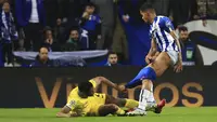 Pemain Inter Milan, Denzel Dumfries (kiri) berusaha merebut bola dari pemain Porto, Galeno dengan menarik celananya hingga melorot pada laga leg kedua 16 besar Liga Champions 2022/2023 di Drago Stadium, Porto, Rabu (15/03/2023) WIB. (AP Photo/Luis Vieira)