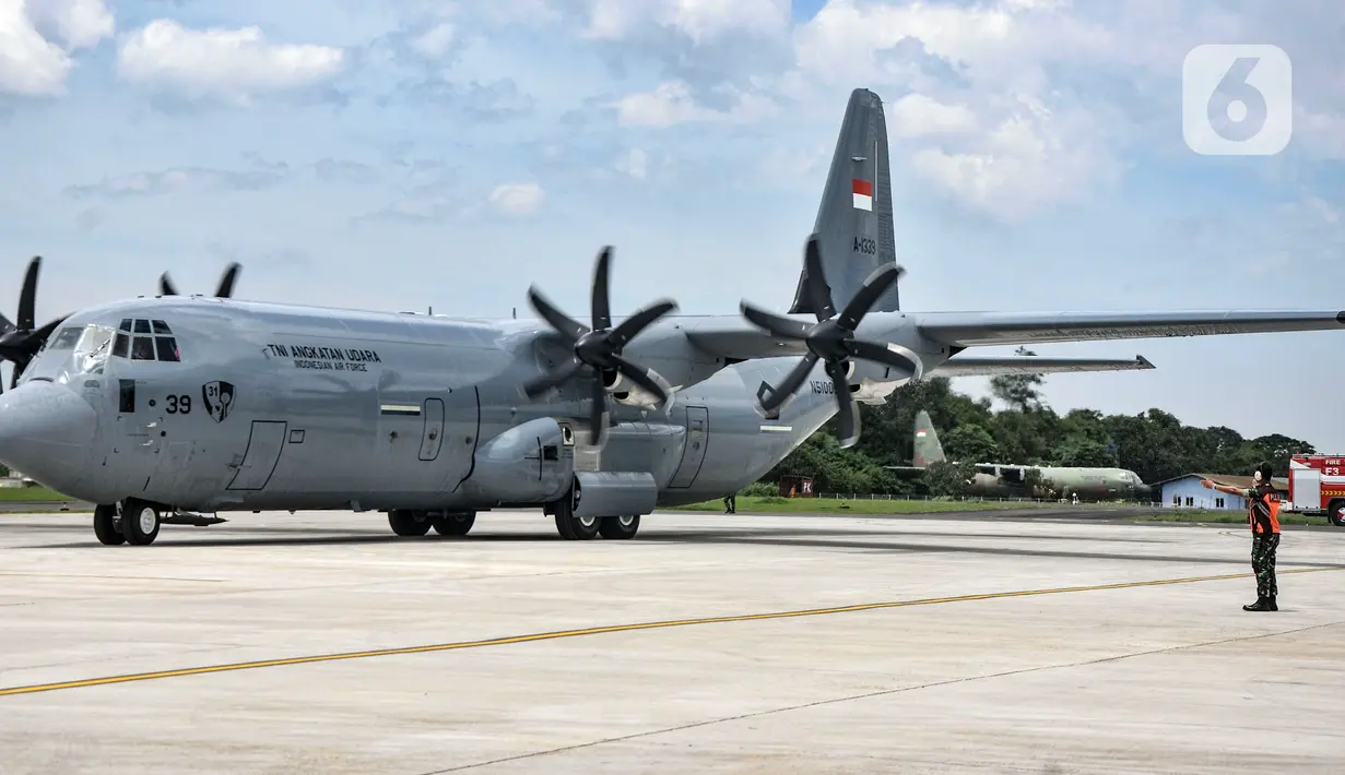 Pesawat Super Hercules C-130J mendarat di Lanud Halim Perdanakusuma, Jakarta Timur, Senin (6/3/2023). Sebelumnya, Kepala Dinas Penerangan TNI Angkatan Udara (Kadispenau) Marsma TNI Indan Gilang Buldansyah mengatakan lima pesawat Super Hercules C-130J akan dikirim dari AS mulai Maret 2023 hingga Januari 2024. (merdeka.com/Iqbal S. Nugroho)