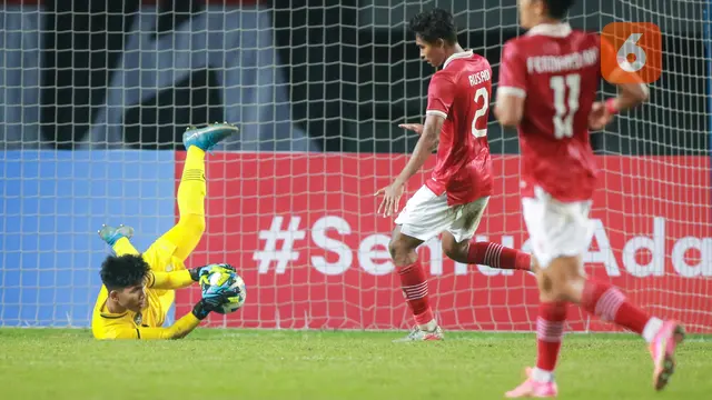 Foto: Aksi Heroik Cahya Supriadi Saat Selamatkan Gawang Timnas Indonesia U-19 dari Gempuran Thailand di Piala AFF U-19
