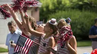 Sejumlah gadis merayakan Hari Kemerdekaan Amerika Serikat yang jatuh pada 4 Juli. (AP)