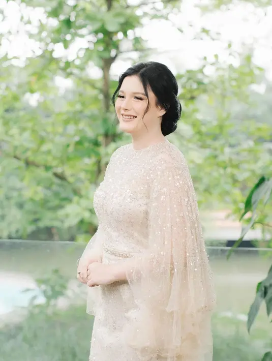 Yasmine Ow tampil cantik memesona bak boneka barbie dalam balutan dress full payet dari Red Berry Wedding. @jnbphotographyofficial.