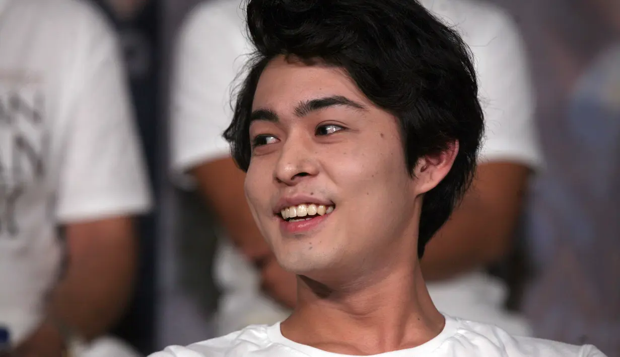 "Karena saya tidak bisa bahasa Inggris, Velove selalu mengajak saya ngomong terus dan saya perlahan mencoba mengerti. Kadang saya menjawab pakai bahasa Indonesia saya yang juga belum lancar sekali," kata Koutaro Kakimoto. (Nurwahyunan/Bintang.com)