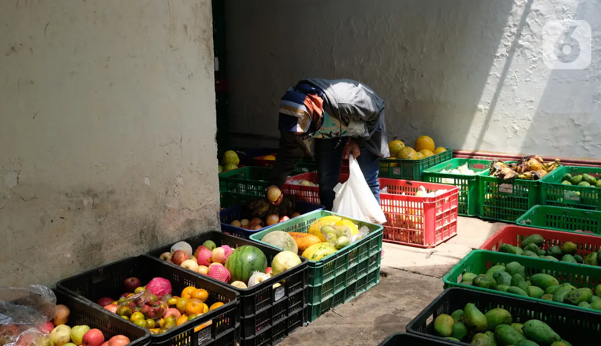 Warga memilih buah-buahan di lapak sayur dan buah hasil sortiran penjual sayur online di  Jakarta, Kamis (12/11/2020). Kementerian Perdagangan mengklaim pandemi Covid-19 menjadi momentum sektor pertanian di dalam negeri semakin subur. (Liputan6.com/Angga Yuniar)