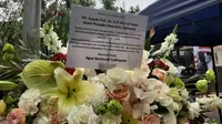 AHY mengirimkan karangan bunga di kediaman Wakil Presiden terpilih Ma'ruf Amin di Jalan Situbondo, Menteng, Minggu (20/10/2019). (Liputan6.com/ Yopi Makdori)