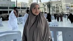 Akhir Desember 2024, Naura Ayu menjalani ibadah umroh bersama keluarganya. Sering tampil terbuka bahkan pernah dikritik netizen, artis berusia 19 tahun ini banjir pujian ketika mengenakan gamis dan jilbab besar. Tak hanya netizen, beberapa artis seperti Fadi Alaydrus dan Ashira Zamita juga turut membubuhkan komentar memuji penampilan anak sulung Nola B3 ini. (Liputan6.com/IG/@naura.ayu)