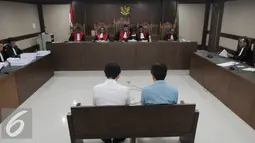 Dua terdakwa kasus suap pembahasan dua raperda reklamasi pantai utara Jakarta saat mengikuti sidang pembacaan tuntutan oleh jaksa di Pengadilan Tipikor Jakarta Pusat, Rabu (10/8). (Liputan6.com/Helmi Afandi)