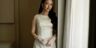 Cassandra Lee menarik perhatian dengan gaun pengantin yang dikenakannya di hari pemberkatan. [@liv_atelier.id].