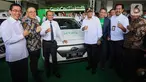 Menhub Budi Karya (keempat kanan), Dirut PLN Zulkifli Zaini, Kepala BKPM Bahlil Lahadalia, President Grab Indonesia Ridzki Kramadibrata, Presdir of Hyundai Motors Indonesia Sung Jong Ha dan Dirut AP II Awaluddin pada peluncuran Hyundai IONIQ Electric, Senin (27/1/2020). (Liputan6.com/Fery Pradolo)