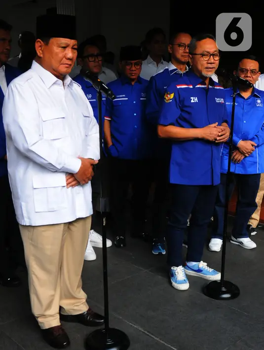 Prabowo dan Zulkifli Hasan saling memberikan salam hormat dan berjabat tangan saat bertemu. Kemudian, Prabowo mengajak Zulkifli Hasan masuk ke kediamannya. (merdeka.com/Imam Buhori)