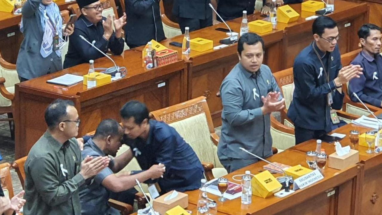 VIDEO: Momen Haru, Pecah Tangis Saling Berpelukan Hakim Saat Ditelepon Prabowo Janji Naikkan Gaji