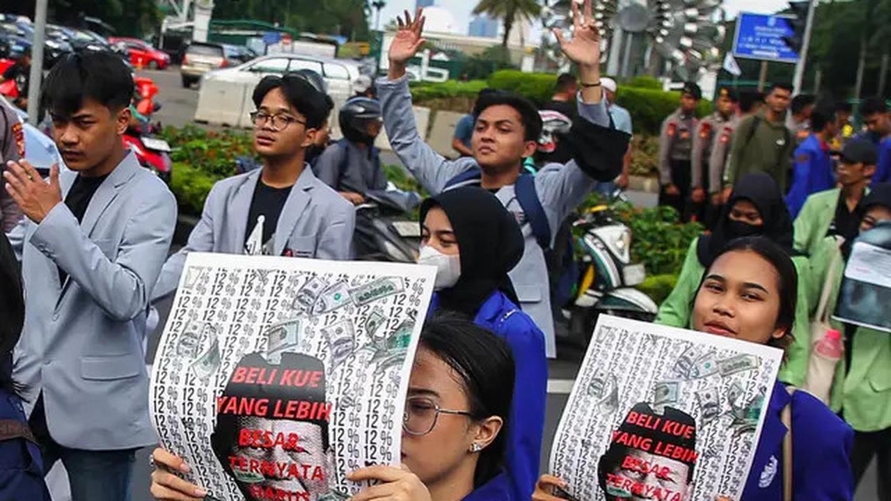 Tolak Penerapan PPN 12 Persen, BEM SI Kerakyatan Berunjuk Rasa di Kawasan Patung Kuda Jakarta