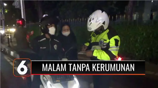 Hari pertama malam tanpa kerumunan atau crowd free night, selama berlakunya Operasi Patuh Jaya 2021, Satuan Lalu Lintas Polres Tangerang Selatan menutup akses jalan utama Alam Sutera, Serpong Utara, Kota Tangerang Selatan.