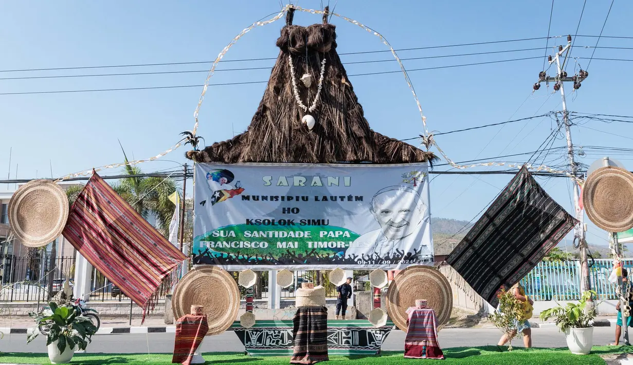 Sebuah instalasi dekorasi menyambut Paus Fransiskus terlihat di tengah jalan di Dili pada 9 September 2024. (Yasuyoshi CHIBA/AFP)