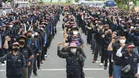 Anggota Solidaritas Pengemudi Kargo mengadakan rapat umum di Ulsan, Korea Selatan, Senin, 13 Juni 2022. Pemogokan selama seminggu oleh ribuan pengemudi truk di Korea Selatan telah memicu gangguan besar dalam transportasi kargo dan produksi yang menyebabkan 1,6 triliun won ($1,2 miliar) ) dalam kerusakan, kata para pejabat Senin. (Bae Byung-soo/Newsis via AP)