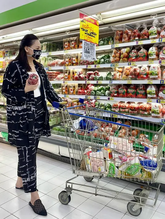 "Anak baru 4 bulan, berat badan masih belum balik dong kayak dulu," tulisnya di akun @monaratuliu. (Instagram/monaratuliu)