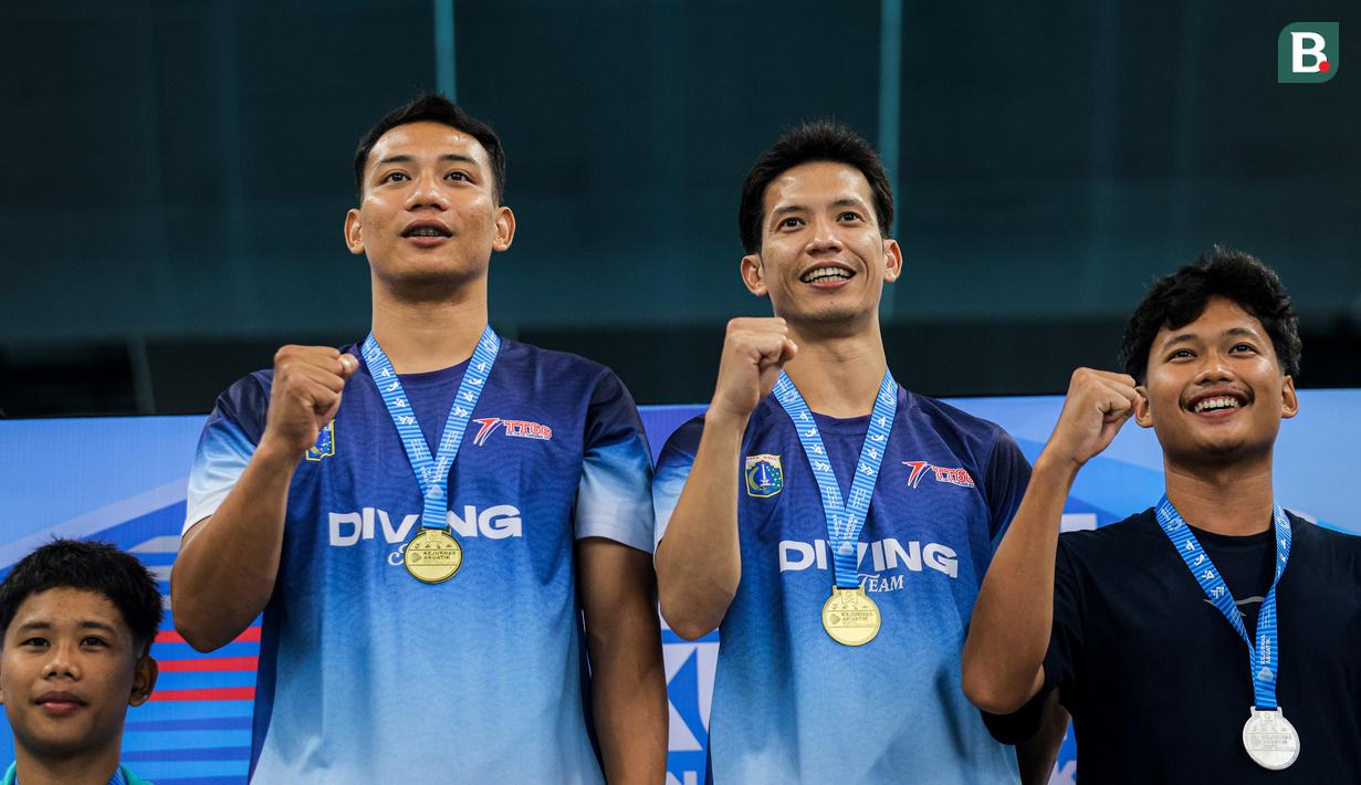 Pasangan atlet loncat indah, Andriyan (tengah kanan) dan Adityo Restu Putra (tengah kiri) mendapatkan medali emas pada nomor menara synchro putra Kejurnas Akuatik 2026 di Stadion Akuatik Gelora Bung Karno, Senayan, Jakarta, Selasa (05/05/2026). (Bola.com/Bagaskara Lazuardi)