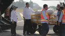 Presiden Joko Widodo meninjau bantuan kemanusiaan untuk etnis Rohingya yang melarikan diri ke Bangladesh, di Lanud Halim Perdanakusuma, Jakarta, Rabu (13/9).  Bantuan ini diangkut menggunakan empat pesawat Hercules TNI AU. (Liputan6.com/Faizal Fanani)