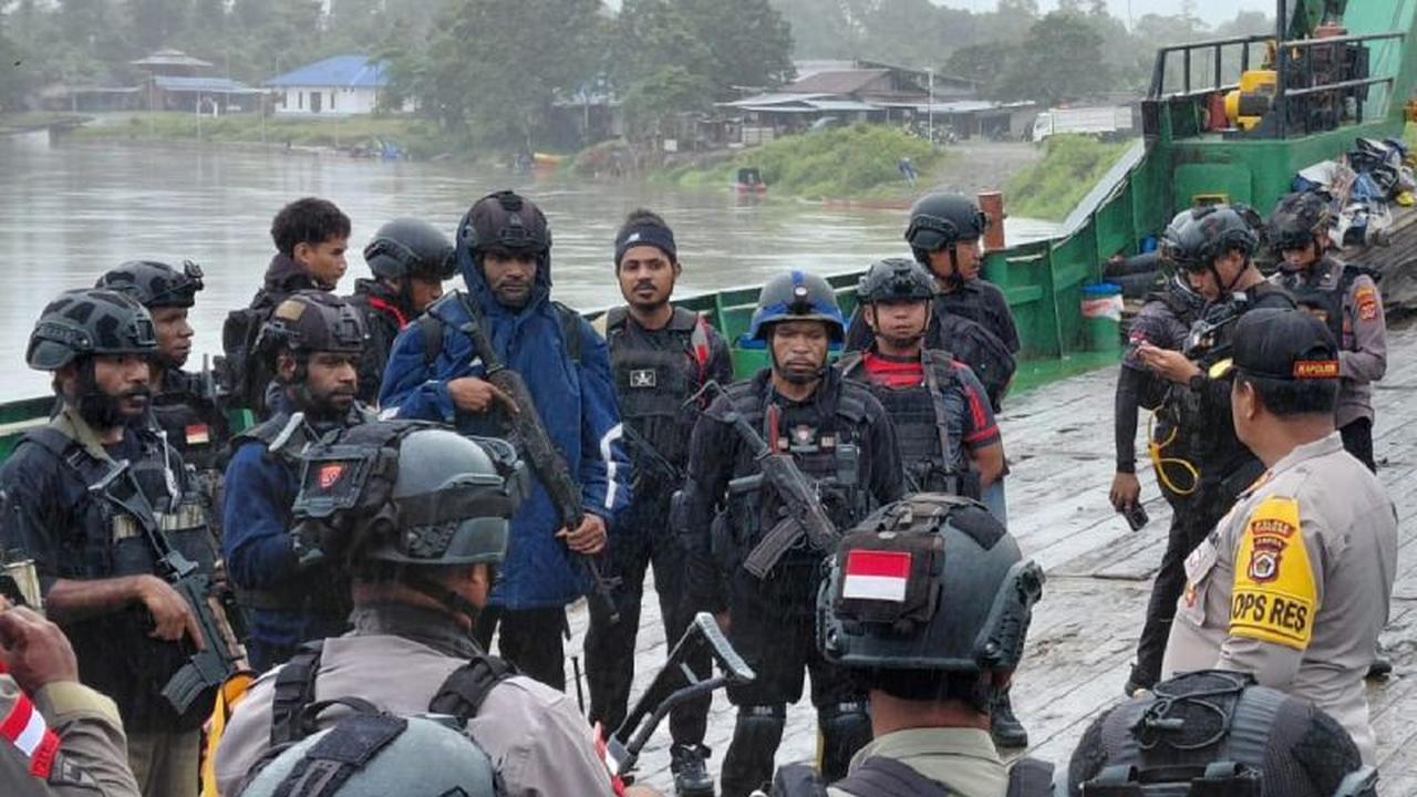 Menembus Deras Sungai Brazza, Momen Evakuasi Jenazah Pasutri Korban Penembakan KKB