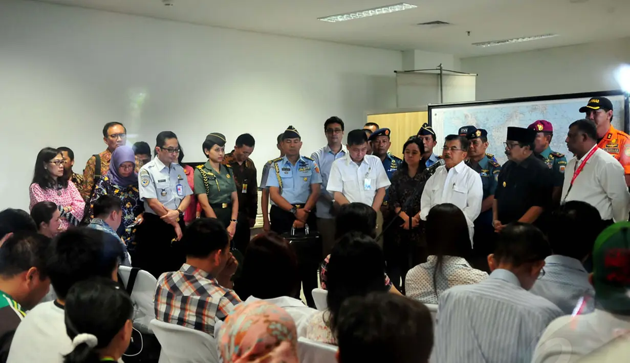 Wakil Presiden RI, Jusuf Kalla bersama sejumlah menteri menemui keluarga penumpang pesawat AirAsia QZ8501 di Bandara Juanda, Surabaya, Senin, (29/12). (Liputan6.com/Johan Tallo)