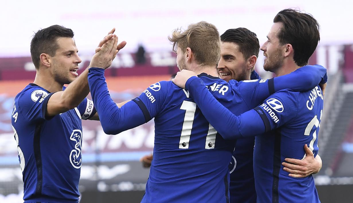 Para pemain Chelsea merayakan gol yang dibuat striker Timo Werner (tengah) ke gawang West Ham United dalam laga lanjutan Liga Inggris 2020/2021 pekan ke-33 di The London Stadium, London, Sabtu (24/4/2021). Chelsea menang 1-0 atas West Ham. (AFP/Andy Rain/Pool)
