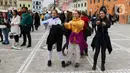 Pengunjung menari pada acara Brasov Multicultural Day di Piata Sfatului, Brasov, Rumania, Minggu (8/10/2023). (Liputan6.com/Herman Zakharia)