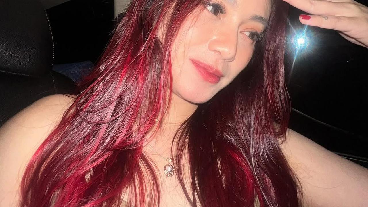 Dara The Virgin Unggah Foto Terbaru dengan Rambut Merah Menyala, Penampilannya Makin Memukau dan Berani