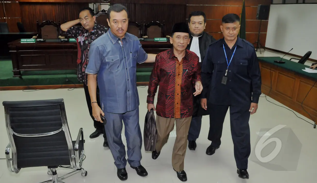 Fuad Amin Imron saat hendak pulang usai menjalani sidang perdana di Pengadilan Tipikor, Jakarta, Kamis (7/5/2105). Fuad terlibat kasus dugaan suap jual beli pasokan gas alam di Gresik dan Gili Timur, Bangkalan. (Liputan6.com/Andrian M Tunay)