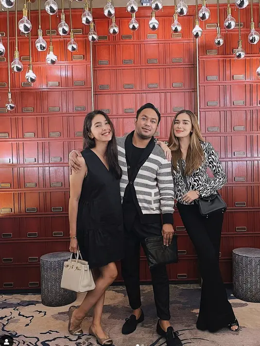 Kali ini, keduanya kompak dalam balutan busana monokrom. Nabila mengenakan dress hitam dengan sedangkan Yasmine tampil dengan motif animal print bernuansa hitam putih. Gaya fashion ini hadirkan pesona sophisticated. [Foto: Instagram/ Nabila Syakieb]