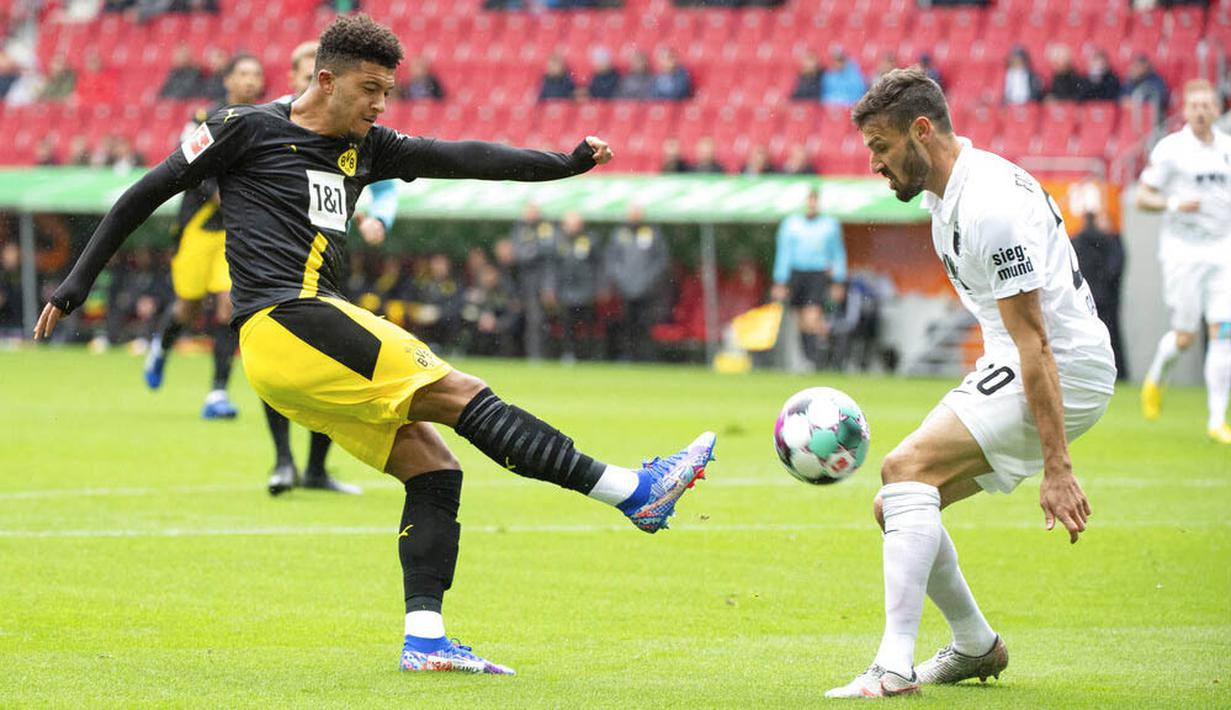 Pemain Borussia Dortmund, Jadon Sancho, melepaskan tendangan saat melawan Augsburg pada laga Bundesliga, Minggu (27/9/2020). Augsburg menang dengan skor 2-0. (Matthias Balk/dpa via AP)