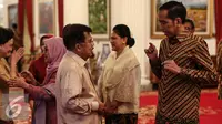 Presiden Joko Widodo berbincang dengan Wakil Presiden Jusuf Kalla usai Silaturahmi Idul Fitri 1437 H/2016 M di Istana Negara, Jakarta, Senin (11/7). (Liputan6.com/Faizal Fanani)