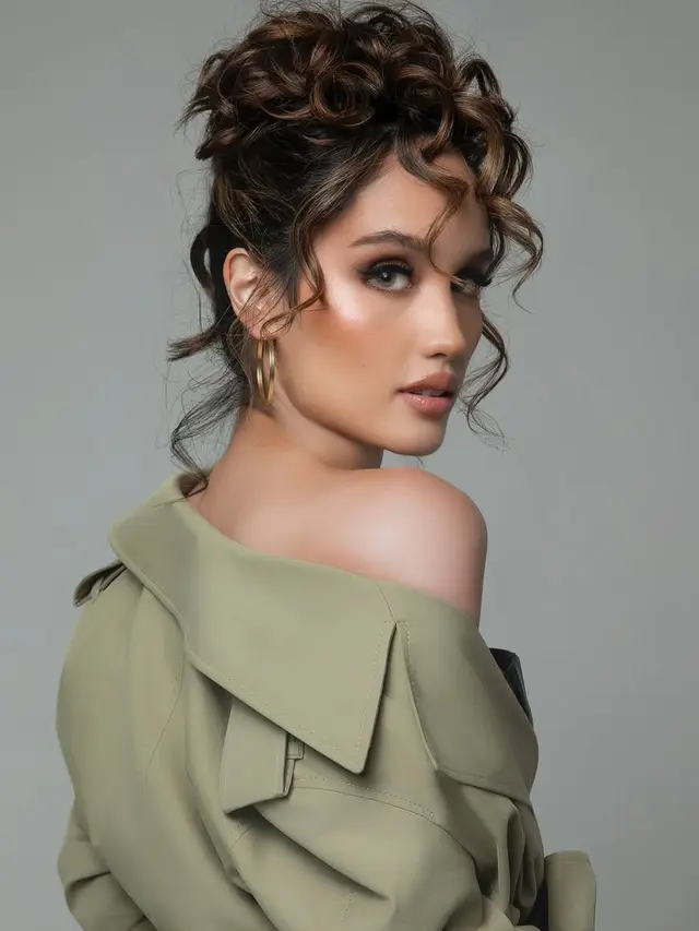 Gaya Kompak Cinta Laura Bersama Kedua Orangtuanya di Foto Keluarga, Tampil Bak Royal Family dengan All Burberry