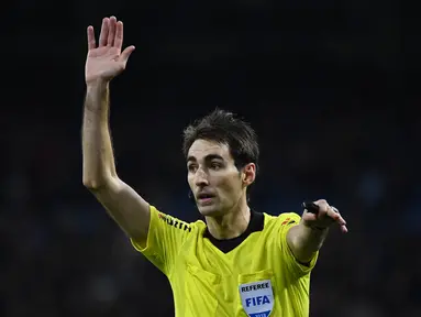 Laga Liga Spanyol pekan ke-33 antara Sevilla melawan Granada, Minggu (25/4/2021) berakhir konyol. Laga yang telah diakhiri wasit Ricardo de Burgos Bengoetxea kembali dilanjut setelah para pemain Granada memprotes kekeliruan wasit meniup pluit akhir secara prematur. (AFP/Gabriel Bouys)