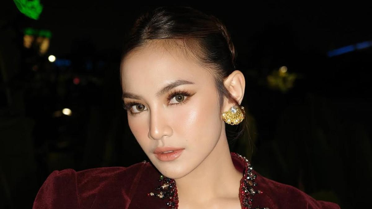 5 Detail Kebaya Mahalini dengan Outer Mini saat Kondangan, Glamor dan Elegan