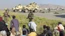 Tentara AS berjaga di sepanjang perimeter di bandara internasional di Kabul, Afghanistan (16/8/2021). Kementerian Luar Negeri dan Kementerian Pertahanan Amerika Serikat mengumumkan bahwa mengambil alih kontrol lalu lintas udara di Bandara tersebut. (AP Photo/Shekib Rahmani)