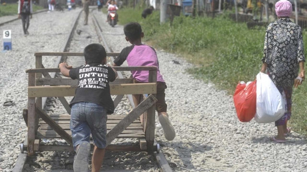 Semangat anak-anak pengojek lori mencari nafkah di bawah terik