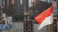 Pekerja tengah mengerjakan proyek pembangunan gedung bertingkat di Jakarta, Sabtu (15/12). Bank Indonesia (BI) memprediksi pertumbuhan ekonomi pada tahun 2019 mendatang tidak jauh berbeda dari tahun ini. (Liputan6.com/Angga Yuniar)