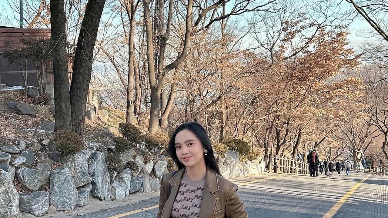 Perjalanan menuju Namsan Tower juga sempat diabadikan Lyodra. Ia ingin menunjukkan bagaimana kondisi cuaca dan pemandangan di sekitar Namsan Tower yang tak kalah cantik.
