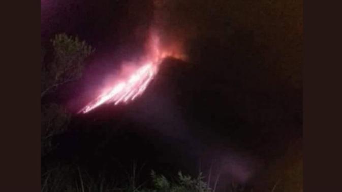 Gunung Soputan terus meletus keluarkan lava pijar dan abu vulkanik. (Foto: Twitter Sutopo Purwo Nugroho)