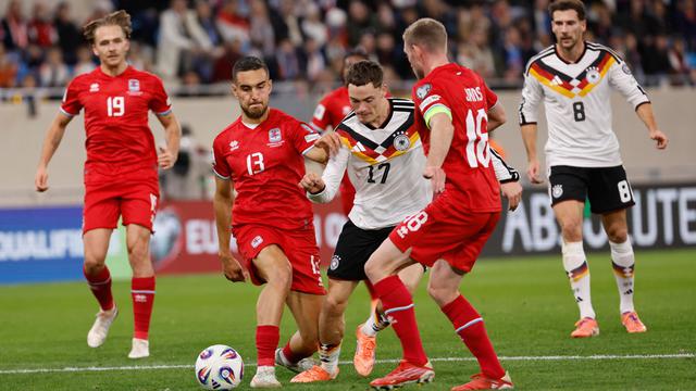 Aksi Florian Wirtz (tengah) di laga Luksemburg vs Jerman di Grup A Kualifikasi Piala Dunia 2026 zona Eropa di Luksemburg, Sabtu (15/11/2025). (AP Photo/Geert Vanden Wijngaert)