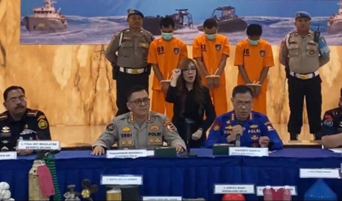 "Mereka packing BBL dalam bentuk kemasan, sehingga bertahan hidup untuk didistribusikan ke daerah lain," katanya.<br>