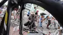 Seorang teknisi sepeda sedang memperbaiki roda sepeda salah seorang pengunjung  di kawasan Bundaran Hotel Indonesia, Jakarta, Minggu (14/12/2014). (Liputan6.com/Faizal Fanani)