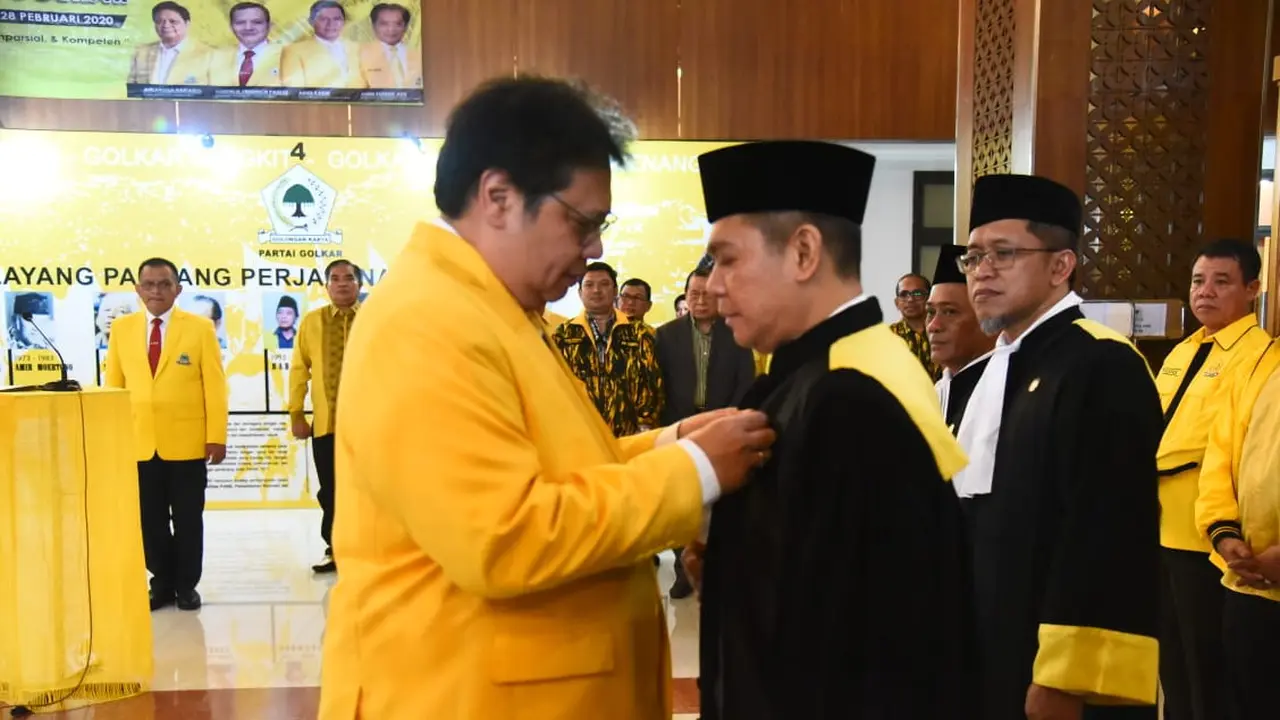 Getua Umum Golkar Airlangga Hartarto melantik hakim mahkamah partai.