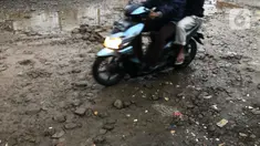 Kendaraan menghindari jalan yang rusak di Jalan Pertamina, Depok, Jawa Barat, Rabu (4/3/2020). Jalan yang telah rusak selama bertahun-tahun tersebut tidak juga diperbaiki sehingga mengganggu kenyamanan para pengguna jalan. (Liputan6.com/Immanuel Antonius)
