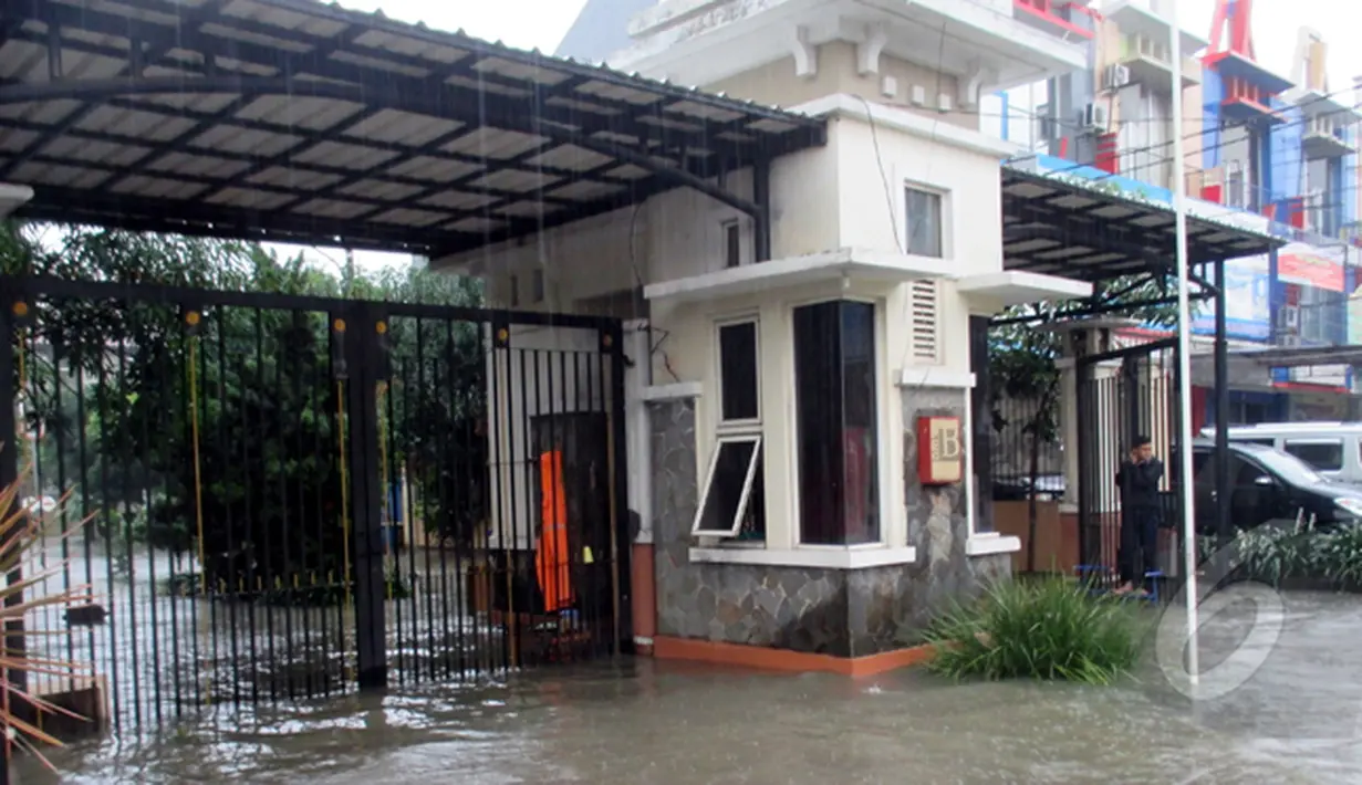 Perumahan Harapan Indah Bekasi terkena banjir karena intensitas hujan yang sangat tinggi, Bekasi, Senin (9/2/2015). (Liputan6.com/Panji Diksana)