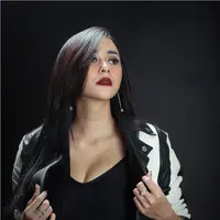 Sekitar lima tahun Aura Kasih baru kembali ke dunia akting. Meski banyak tawaran, ia tidak lantas langsung menerimanya. Banyak yang menjadi pertimbangan saat pelantun lagu Mari Bercinta itu menerima tawaran main film. (Bambang E. Ros/Bintang.com)