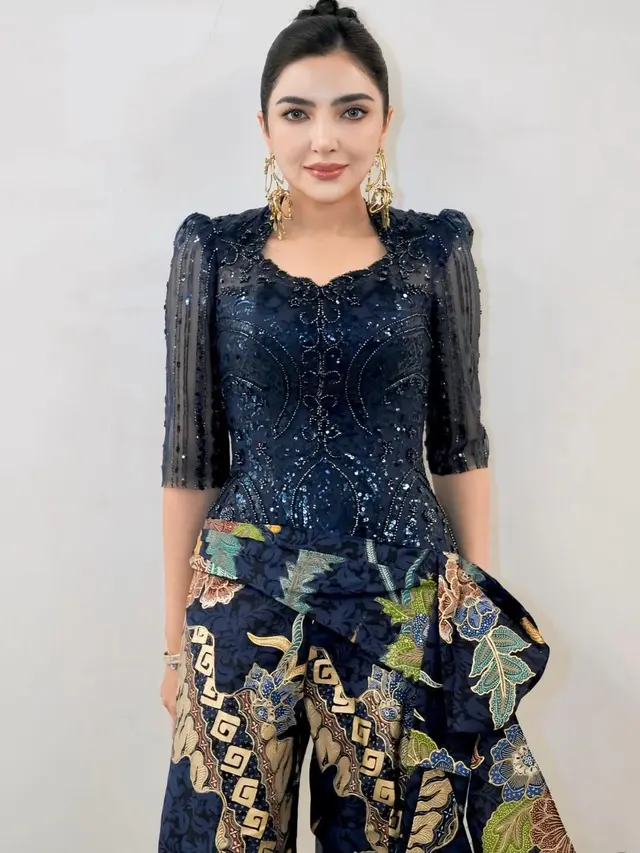 Ashanty di Acara Variety Show Korea “X The League” pakai busana dari desainer Indonesia pakai batik. [@ashanty_ash]