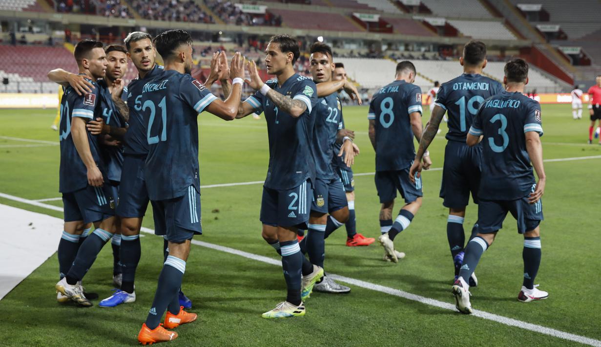Pemain Argentina merayakan gol yang dicetak Nicolas Gonzalez ke gawang Peru pada laga kualifikasi Piala Dunia 2022 zona CONMEBOl di Estadio Nacional de Lima, Rabu (18/11/2020) pagi WIB. Argentina menang 2-0 atas Peru. (AFP/Sebastian Castaneda/pool)